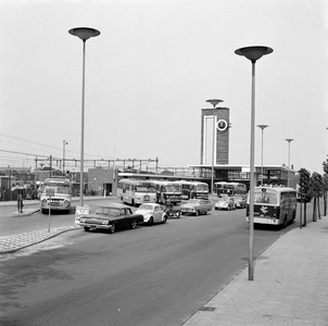 150033 Gezicht op het N.S.-station Almelo, met op de voorgrond het autobusstation.